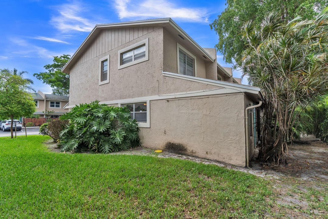 For Sale: $344,900 (2 beds, 1 baths, 1224 Square Feet)