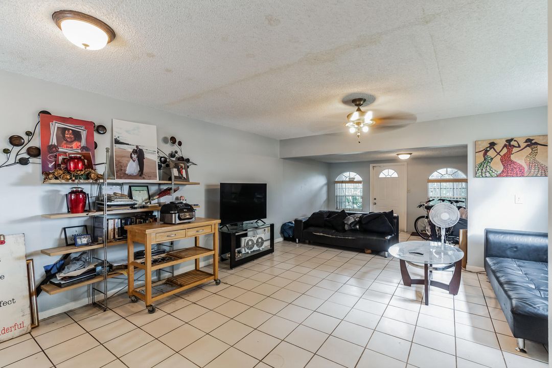 For Sale: $299,900 (2 beds, 1 baths, 1224 Square Feet)