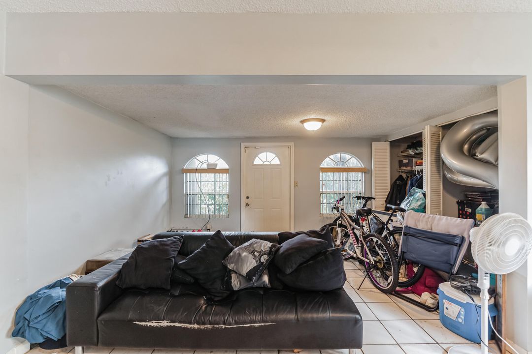 For Sale: $299,900 (2 beds, 1 baths, 1224 Square Feet)