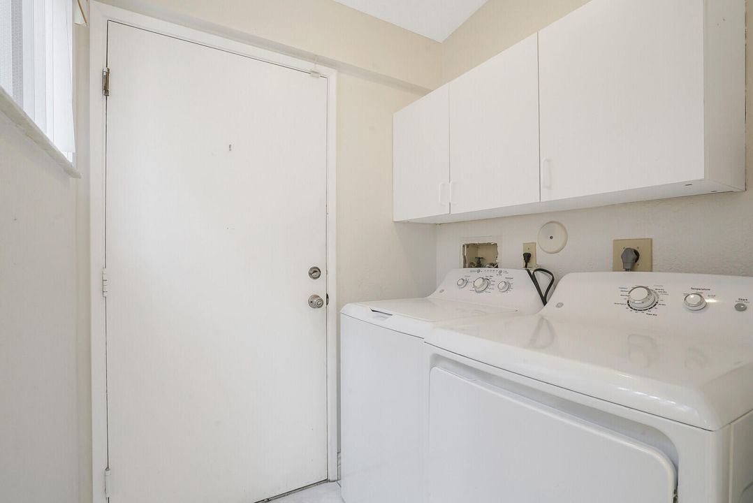 For Sale: $325,000 (2 beds, 2 baths, 1356 Square Feet)