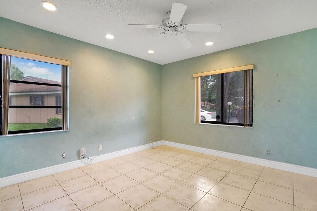 For Sale: $325,000 (2 beds, 2 baths, 1356 Square Feet)