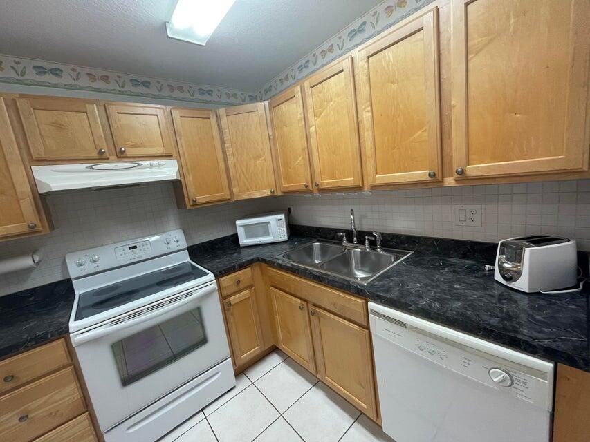 For Rent: $1,550 (1 beds, 1 baths, 816 Square Feet)