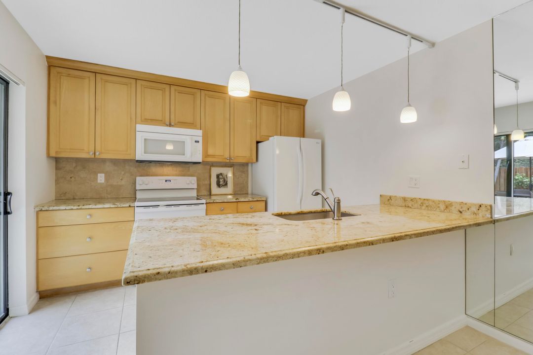 For Rent: $2,700 (2 beds, 2 baths, 1236 Square Feet)