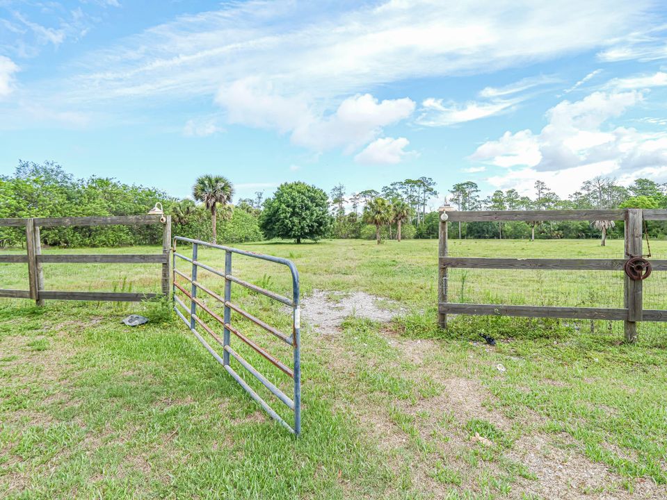 Active With Contract: $559,000 (3 beds, 2 baths, 1836 Square Feet)