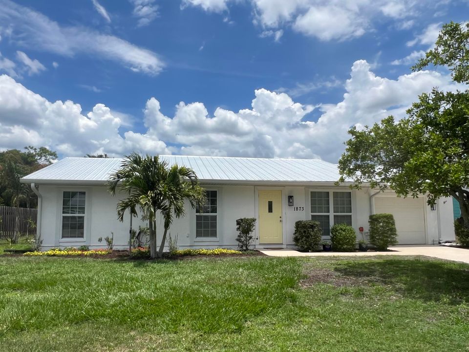 Active With Contract: $369,000 (3 beds, 2 baths, 1484 Square Feet)