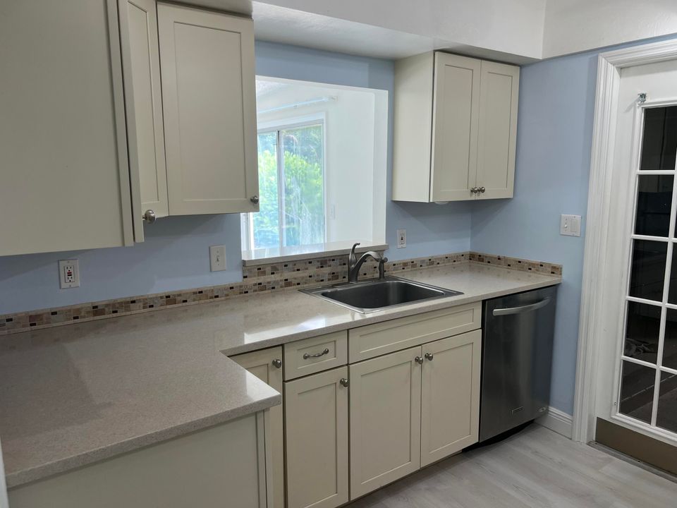 Active With Contract: $369,000 (3 beds, 2 baths, 1484 Square Feet)