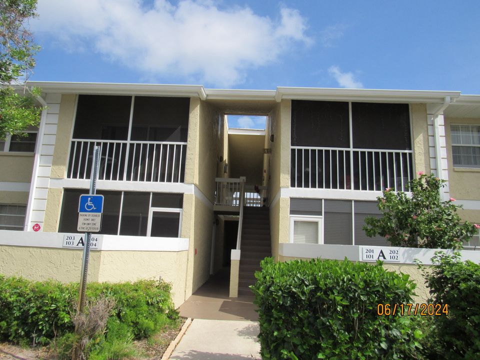 For Sale: $195,000 (2 beds, 2 baths, 886 Square Feet)