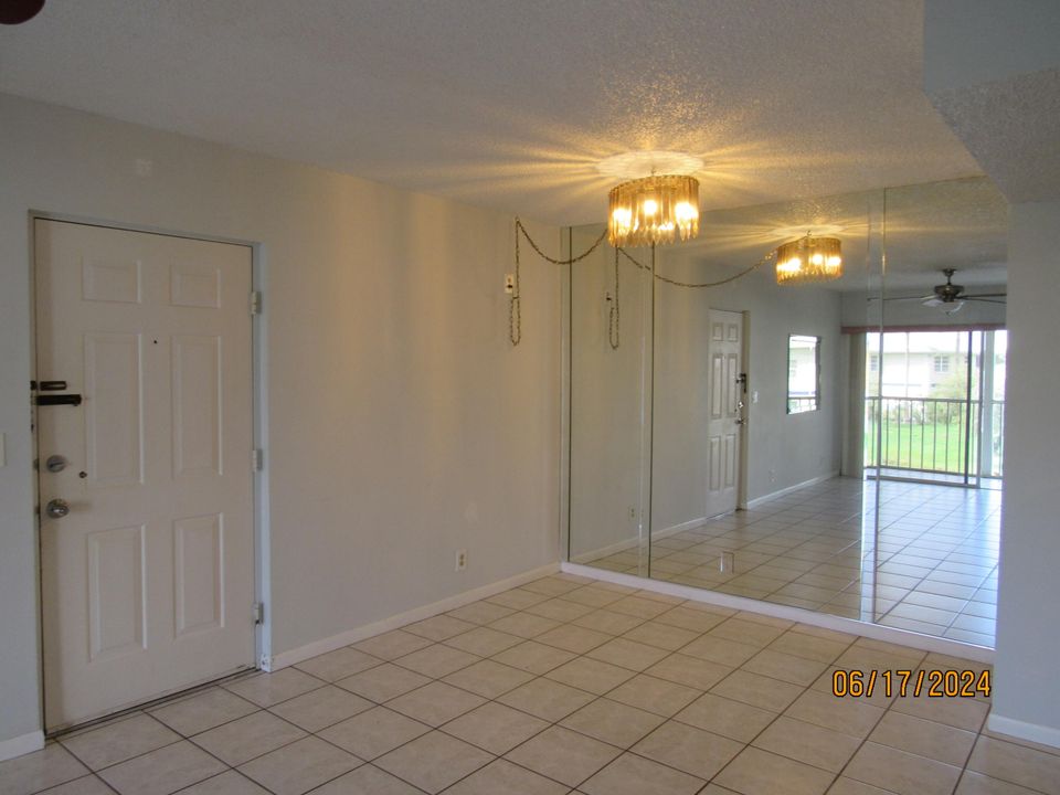 For Sale: $195,000 (2 beds, 2 baths, 886 Square Feet)