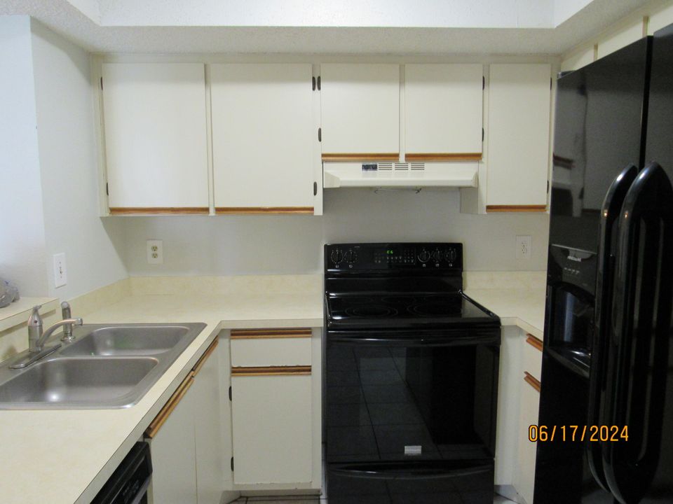 For Sale: $195,000 (2 beds, 2 baths, 886 Square Feet)