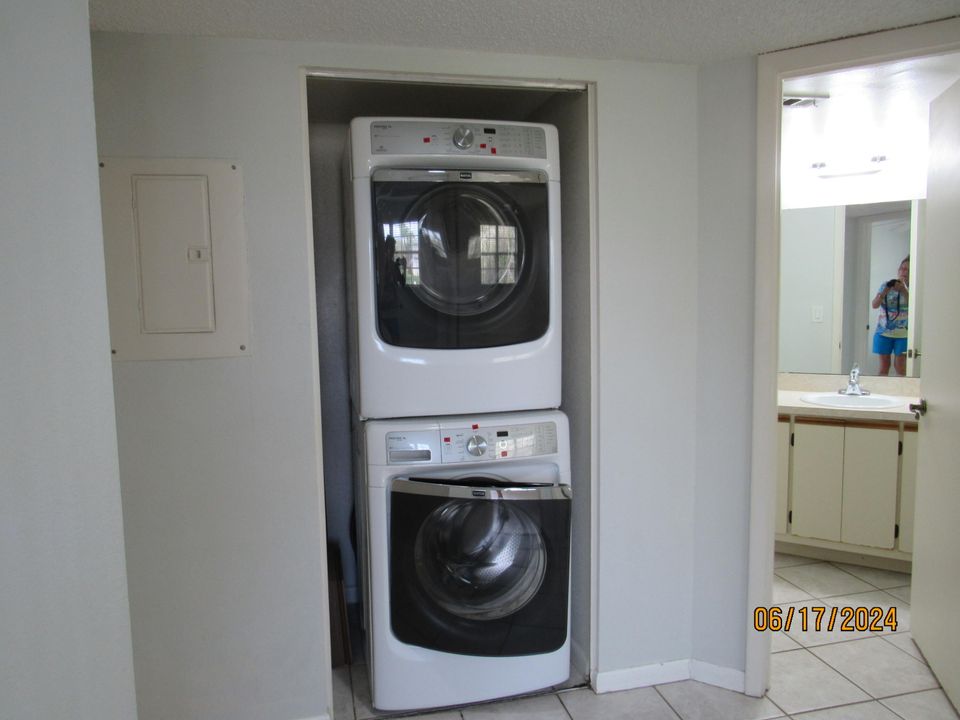 For Sale: $195,000 (2 beds, 2 baths, 886 Square Feet)