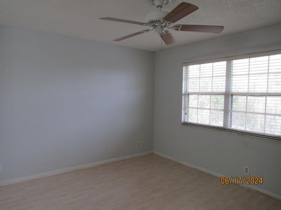 For Sale: $195,000 (2 beds, 2 baths, 886 Square Feet)