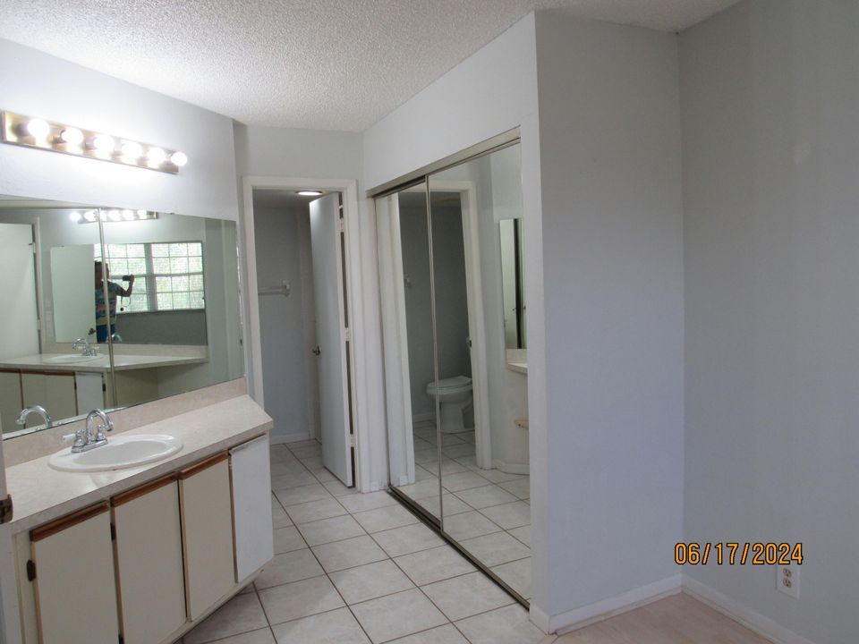 For Sale: $195,000 (2 beds, 2 baths, 886 Square Feet)