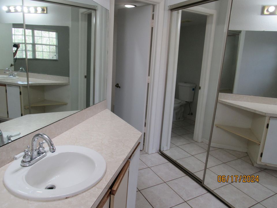 For Sale: $195,000 (2 beds, 2 baths, 886 Square Feet)