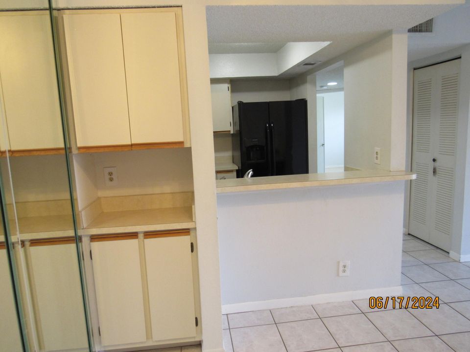 For Sale: $195,000 (2 beds, 2 baths, 886 Square Feet)