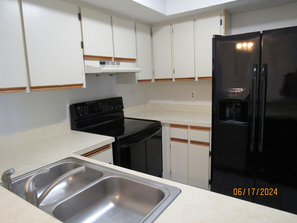 For Sale: $195,000 (2 beds, 2 baths, 886 Square Feet)