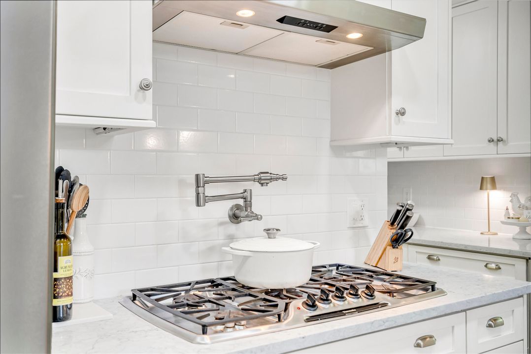 For Sale: $774,500 (2 beds, 1 baths, 1138 Square Feet)