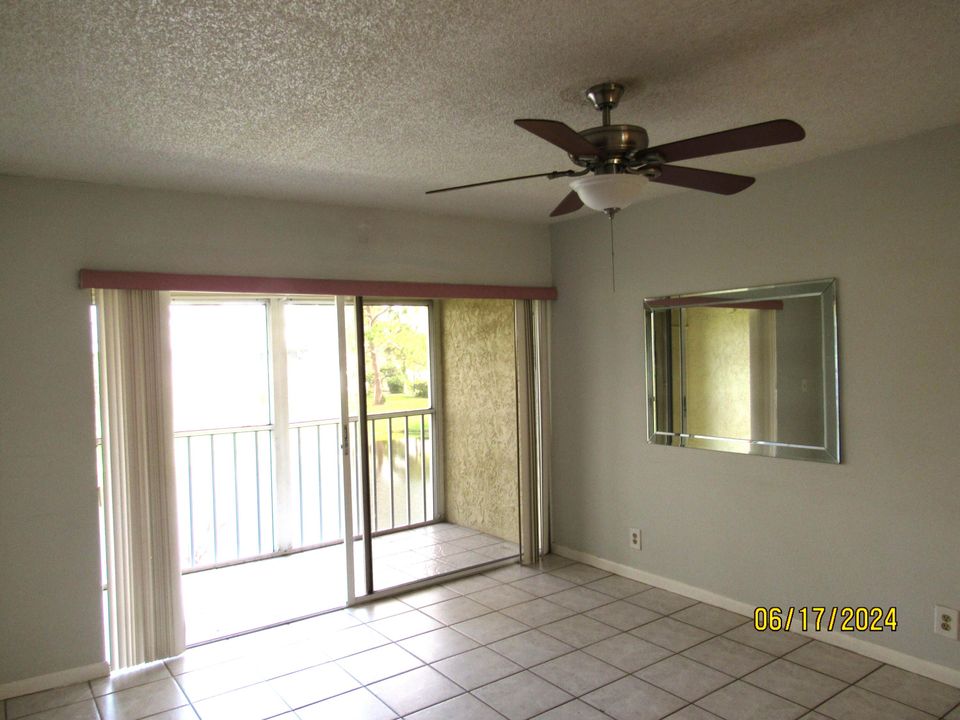 For Sale: $195,000 (2 beds, 2 baths, 886 Square Feet)