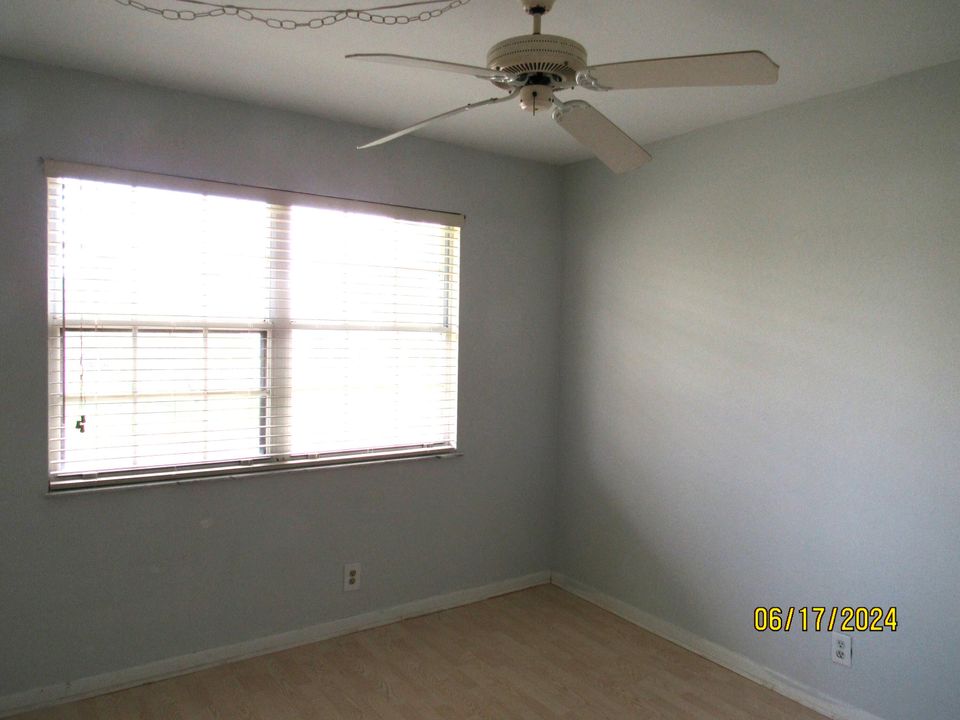 For Sale: $195,000 (2 beds, 2 baths, 886 Square Feet)