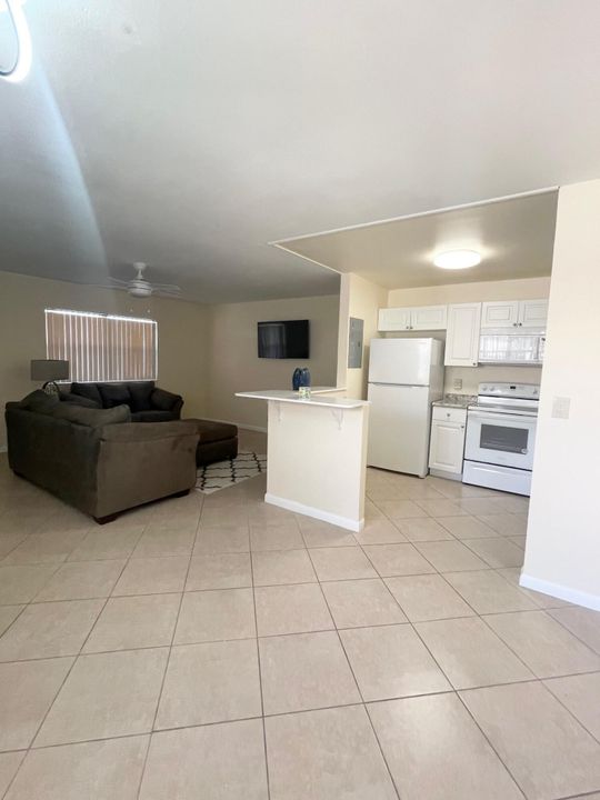 For Rent: $1,695 (1 beds, 1 baths, 720 Square Feet)