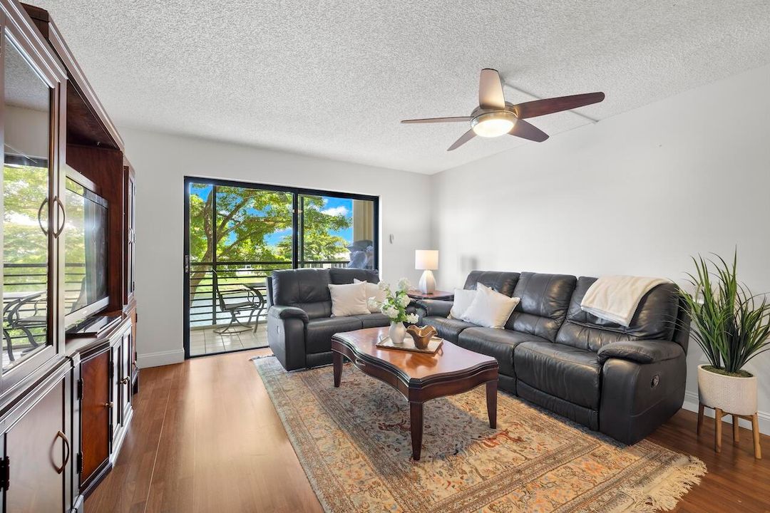 Active With Contract: $154,900 (2 beds, 2 baths, 964 Square Feet)