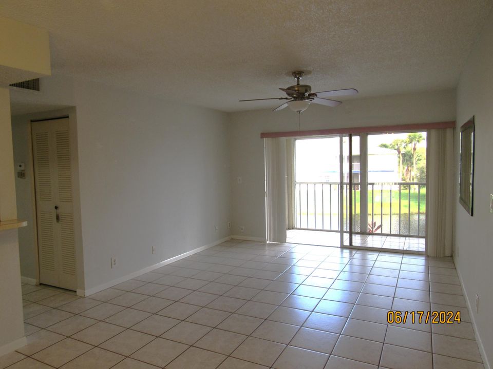 For Sale: $195,000 (2 beds, 2 baths, 886 Square Feet)