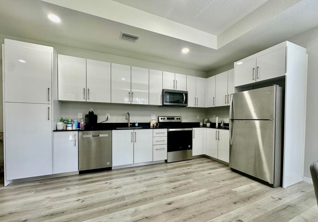 For Sale: $335,000 (2 beds, 0 baths, 1339 Square Feet)