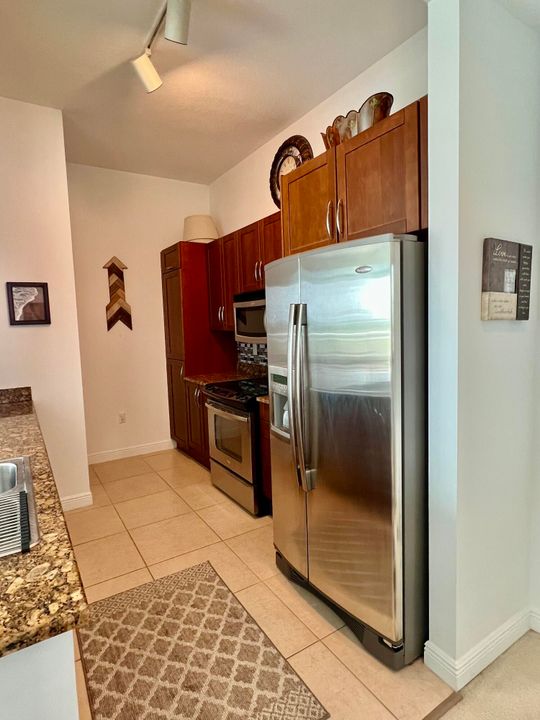 Active With Contract: $2,500 (1 beds, 1 baths, 840 Square Feet)