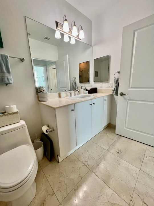 Active With Contract: $2,500 (1 beds, 1 baths, 840 Square Feet)