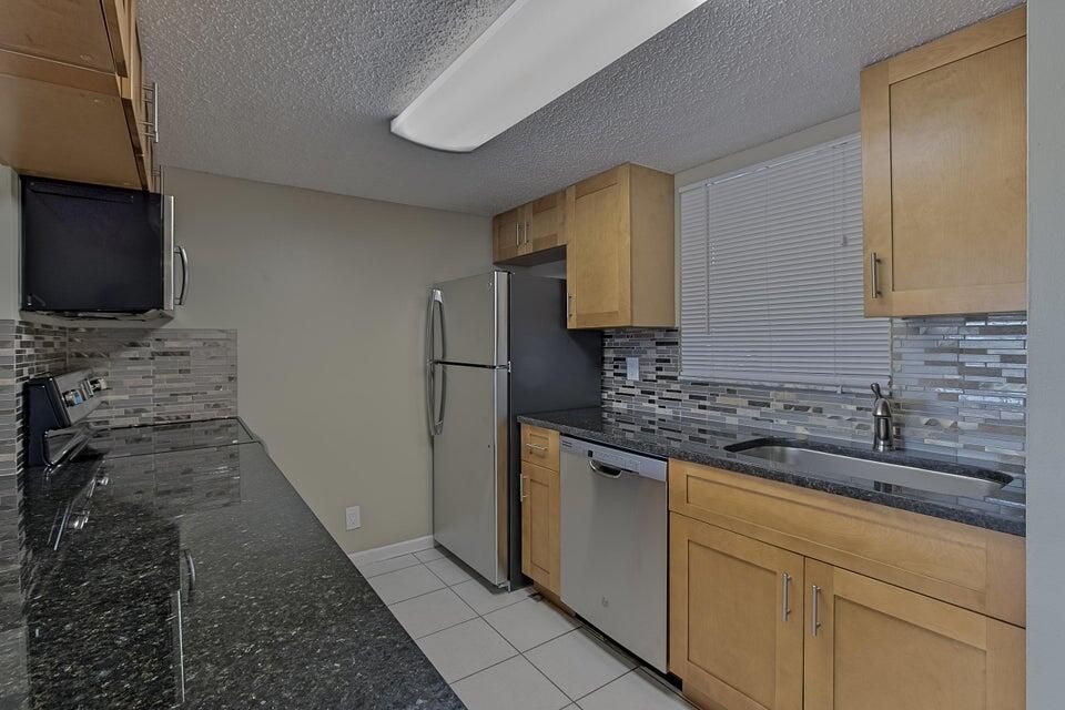 For Sale: $290,000 (2 beds, 2 baths, 981 Square Feet)