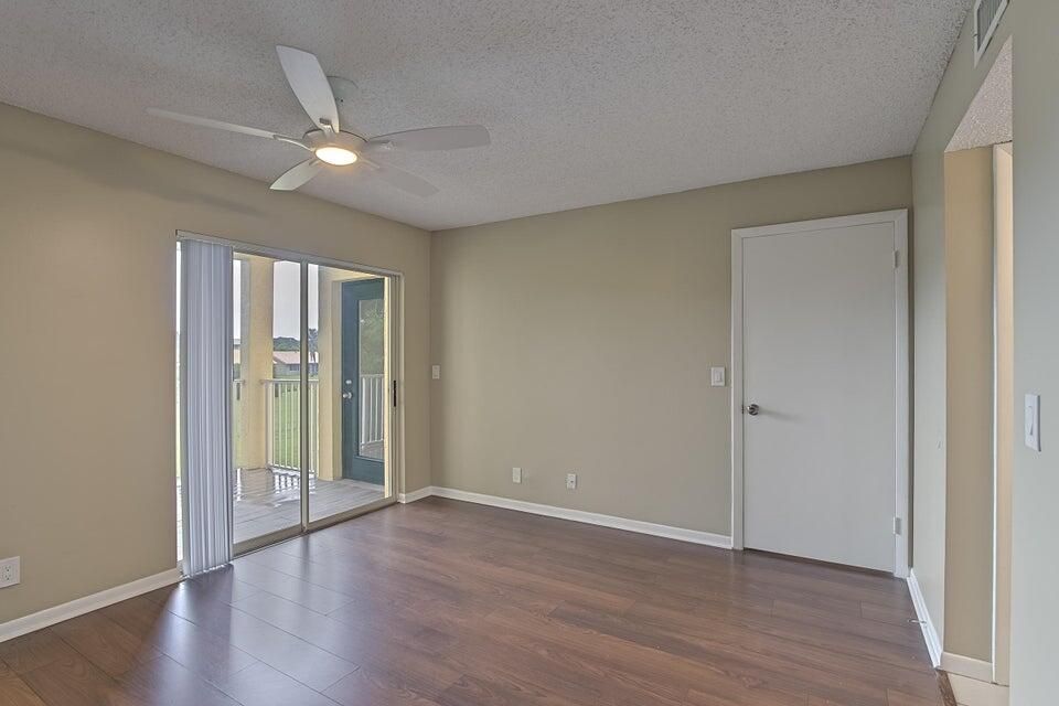 For Sale: $290,000 (2 beds, 2 baths, 981 Square Feet)