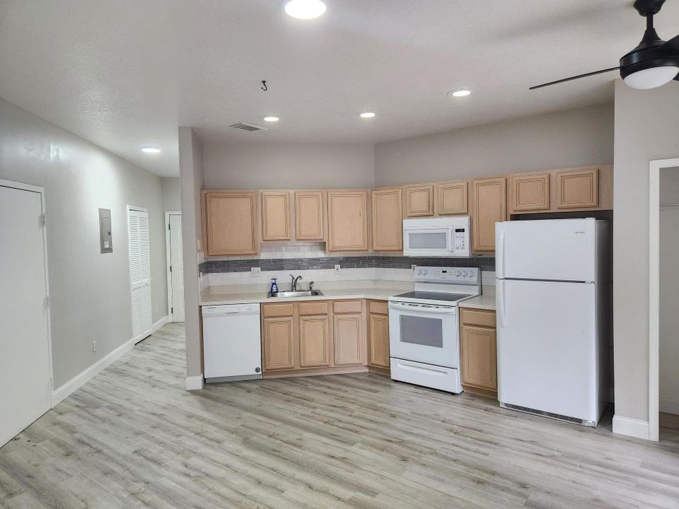 For Rent: $1,850 (1 beds, 1 baths, 900 Square Feet)