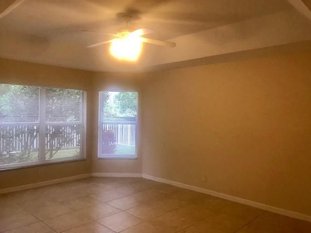 For Rent: $3,500 (3 beds, 2 baths, 1951 Square Feet)