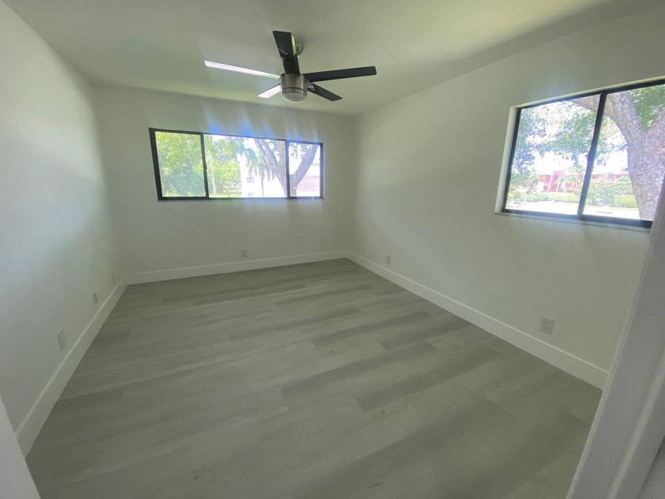 For Sale: $209,999 (2 beds, 2 baths, 976 Square Feet)