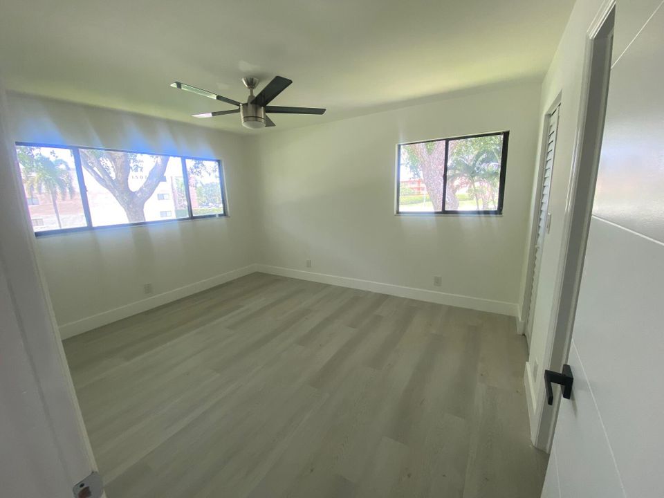 For Sale: $180,000 (2 beds, 2 baths, 976 Square Feet)