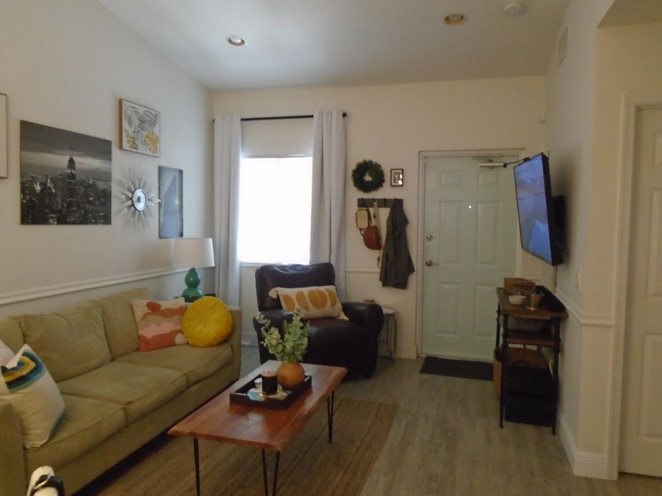 For Rent: $2,100 (2 beds, 2 baths, 863 Square Feet)