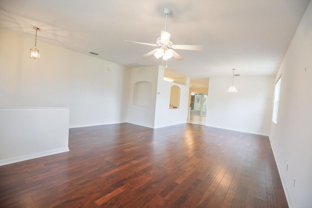 For Sale: $299,900 (2 beds, 2 baths, 1590 Square Feet)