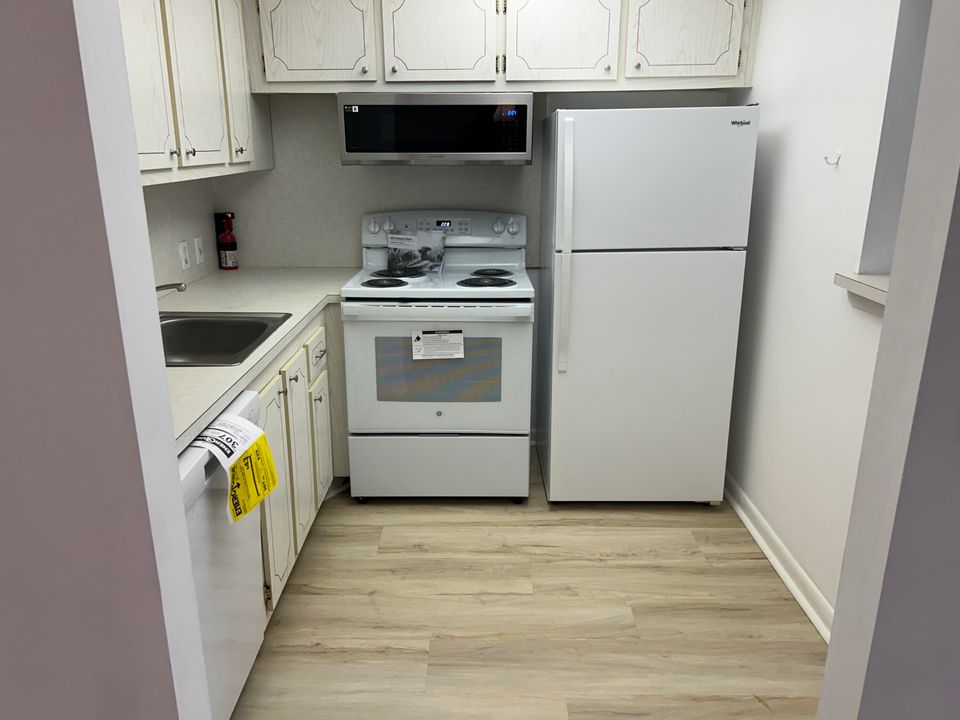 For Rent: $1,600 (1 beds, 1 baths, 735 Square Feet)
