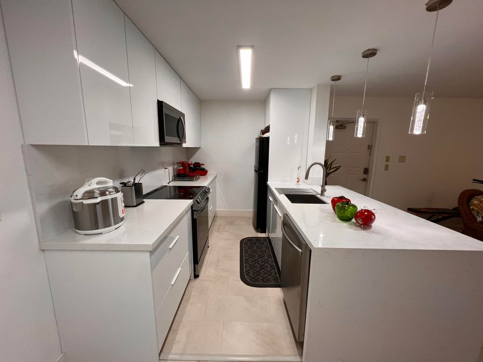 For Sale: $289,900 (2 beds, 2 baths, 1018 Square Feet)