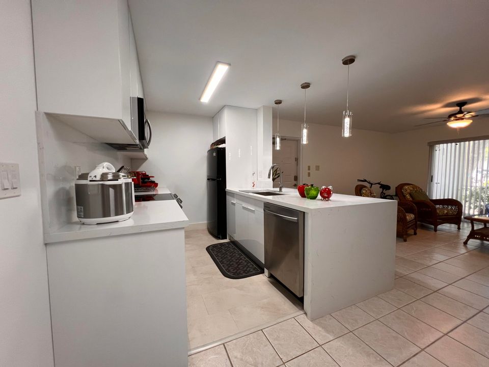 For Sale: $289,900 (2 beds, 2 baths, 1018 Square Feet)