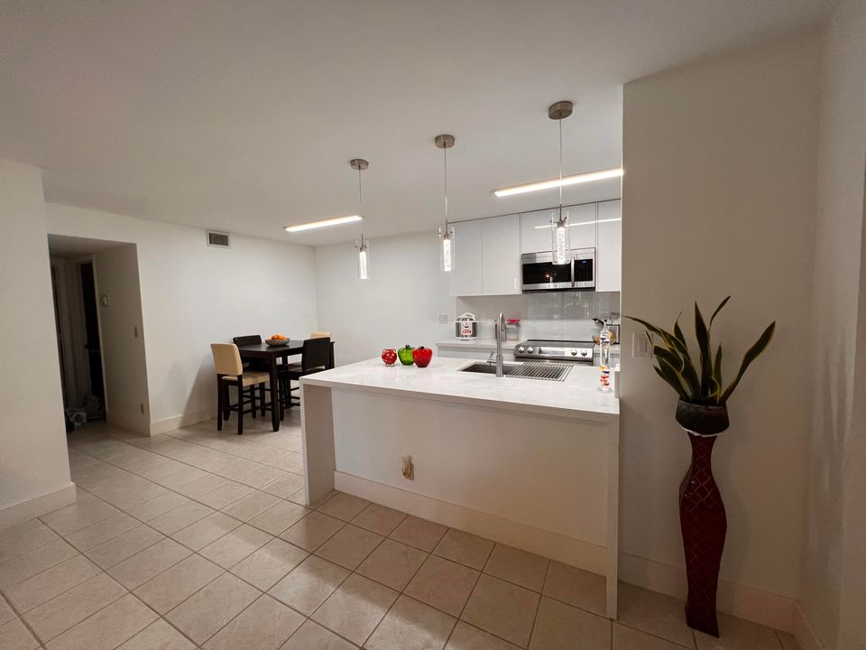 For Sale: $289,900 (2 beds, 2 baths, 1018 Square Feet)