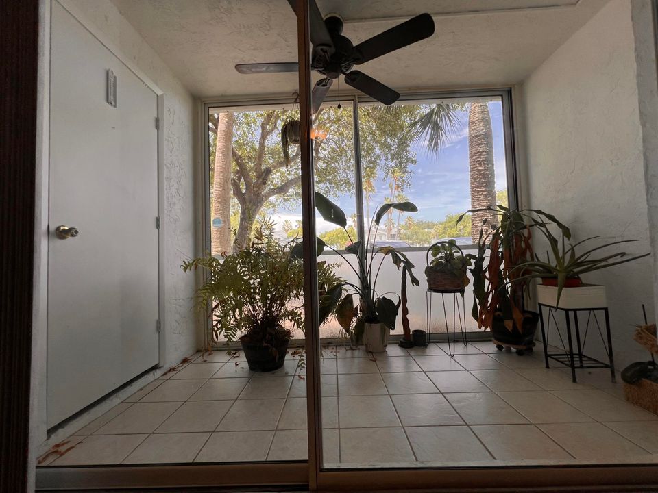 For Sale: $289,900 (2 beds, 2 baths, 1018 Square Feet)