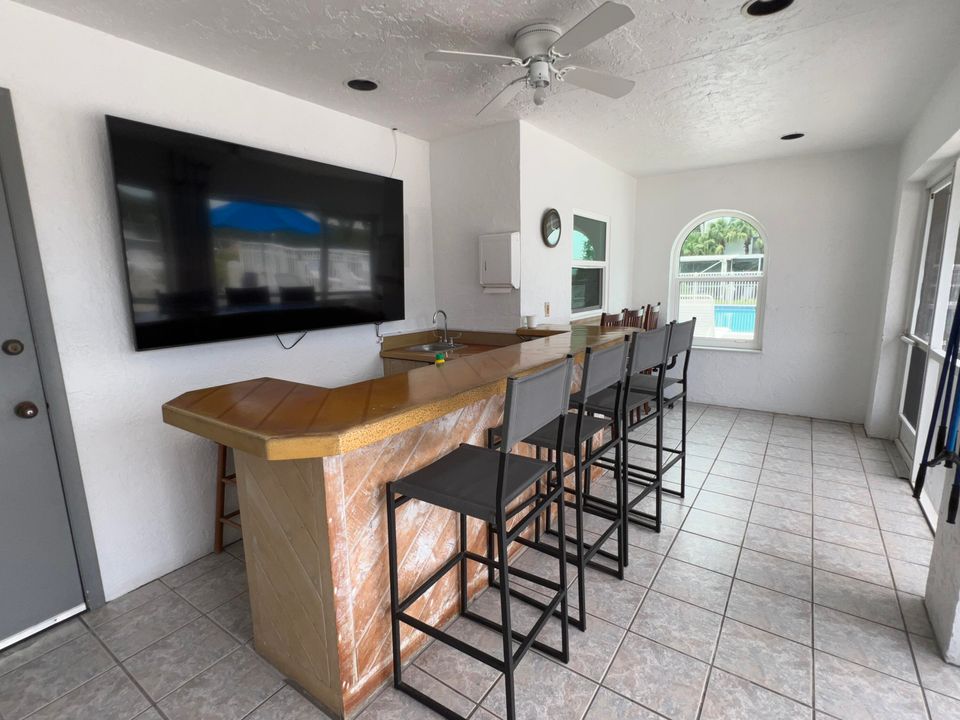 For Sale: $289,900 (2 beds, 2 baths, 1018 Square Feet)