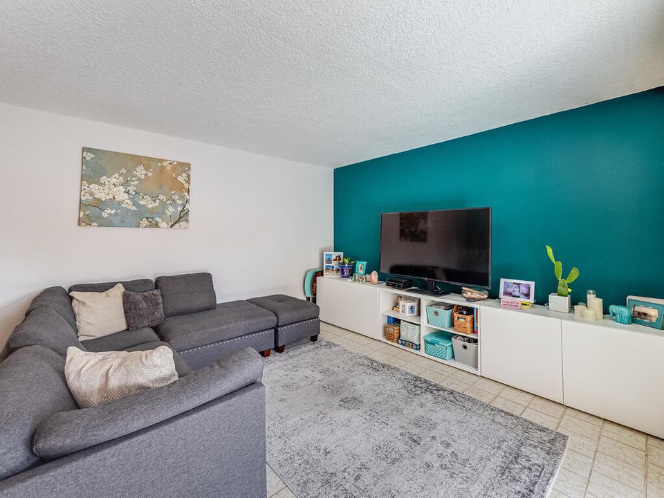 Active With Contract: $320,000 (2 beds, 2 baths, 1328 Square Feet)