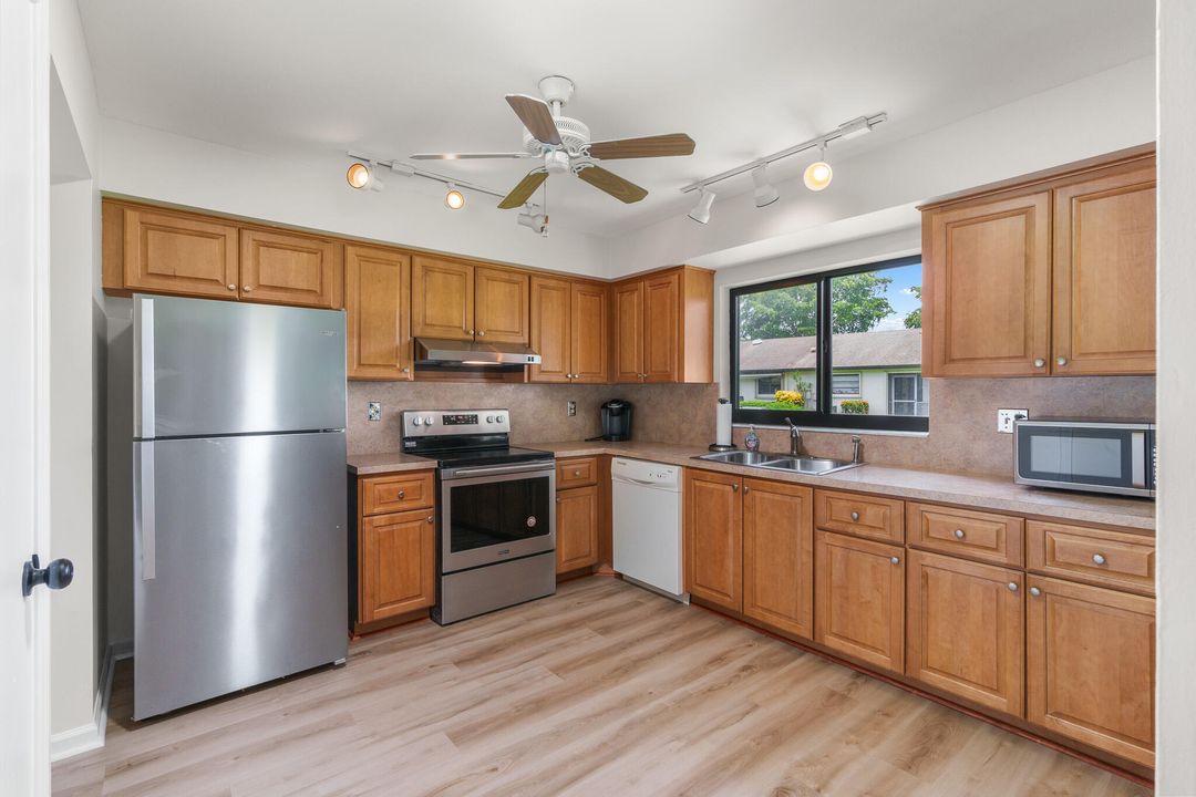 For Sale: $310,000 (2 beds, 2 baths, 1400 Square Feet)