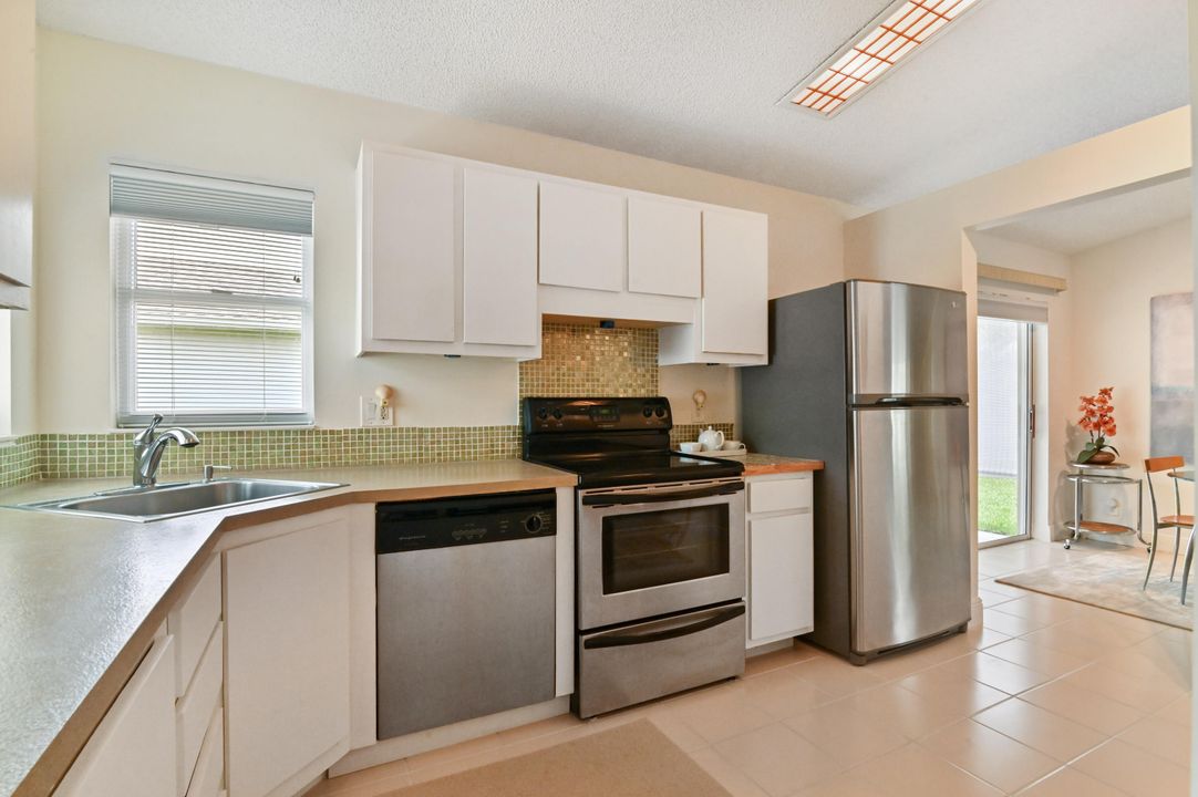 For Sale: $395,000 (2 beds, 2 baths, 1077 Square Feet)