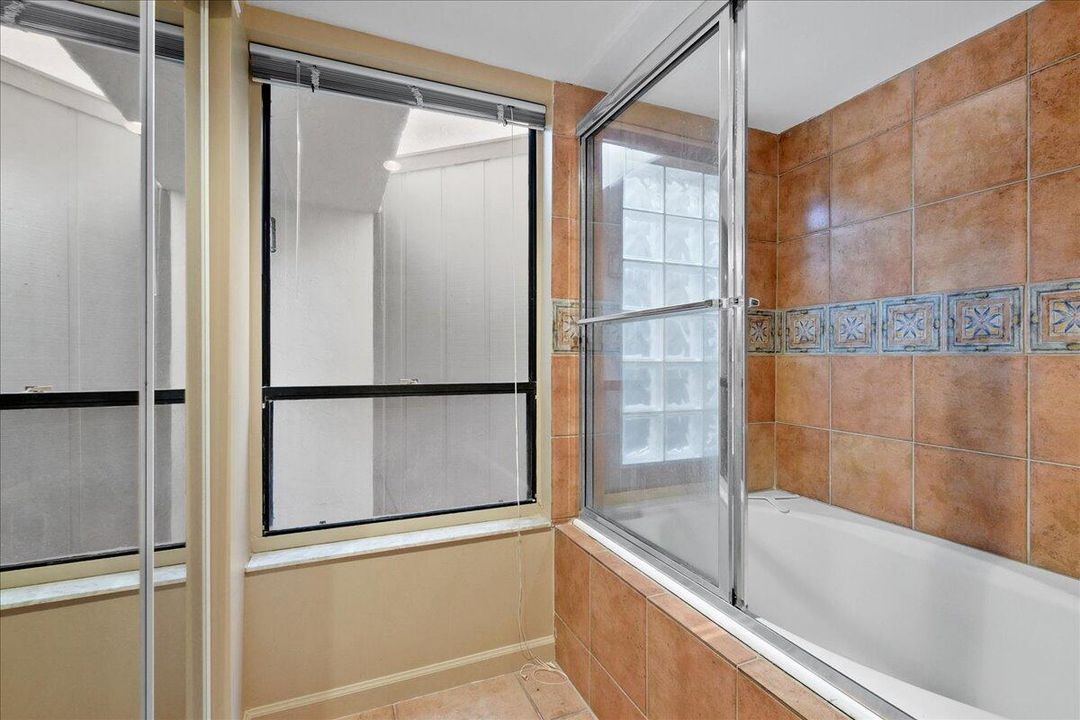 For Sale: $325,000 (1 beds, 1 baths, 740 Square Feet)