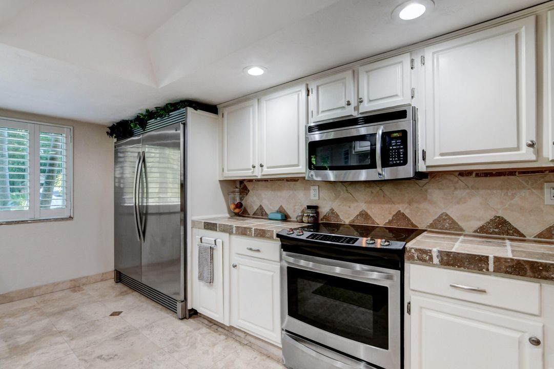 Active With Contract: $4,000 (2 beds, 2 baths, 1750 Square Feet)