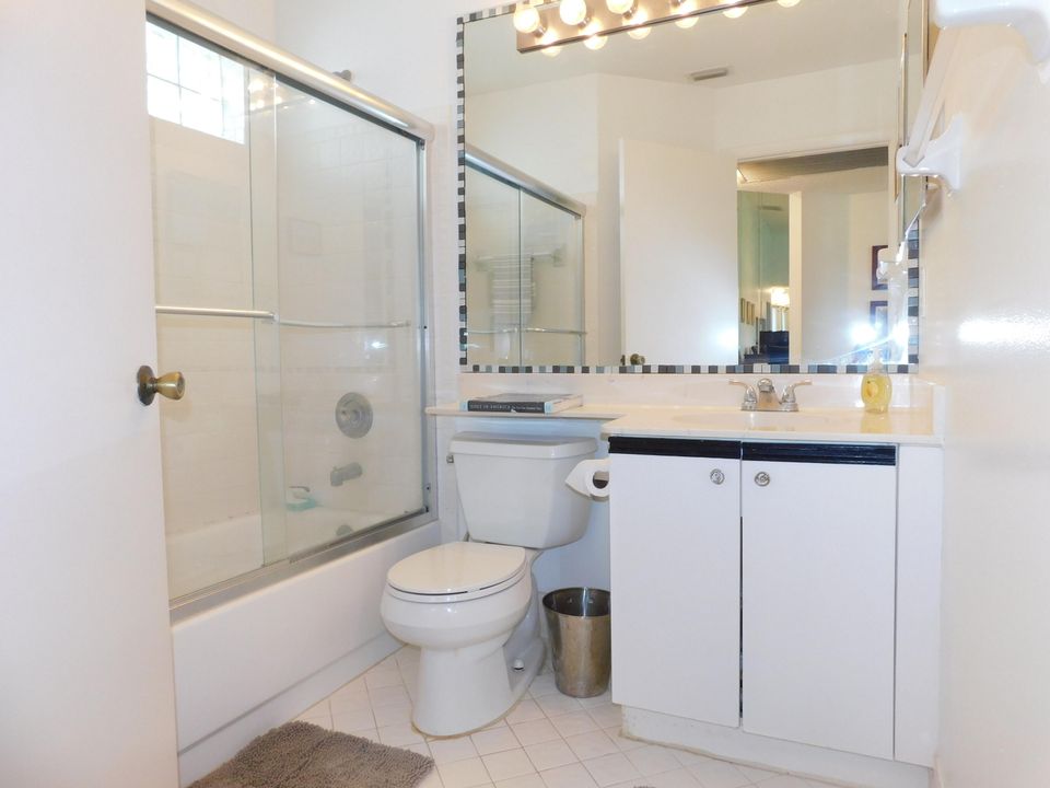 For Sale: $230,000 (2 beds, 2 baths, 1131 Square Feet)