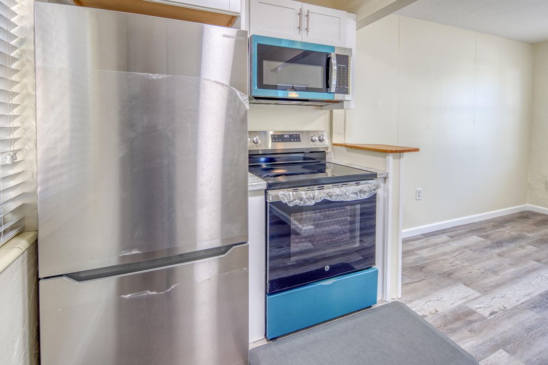 Active With Contract: $1,600 (1 beds, 1 baths, 450 Square Feet)