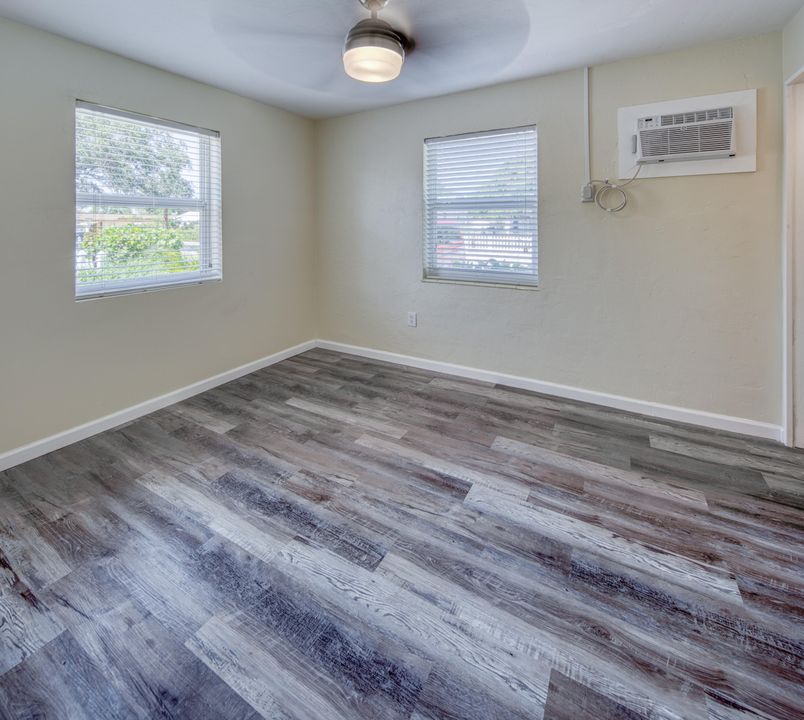 Active With Contract: $1,600 (1 beds, 1 baths, 450 Square Feet)